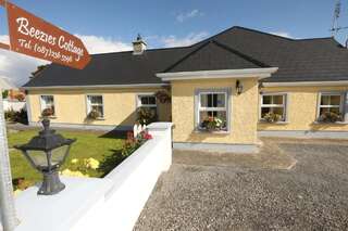 Дома для отпуска Beezies Self Catering Cottages Grange-0